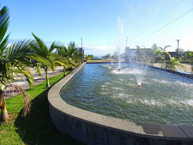 Des bassins et leurs jets d'eau en direction du belvédère