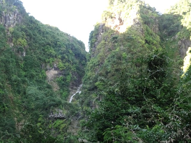 On pourrait croire à une cascade mais ce ne sont que des traînées blanches