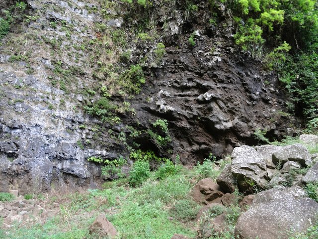 Le bas de la cascade et son bassin herbeux qui voit trop peu d'eau