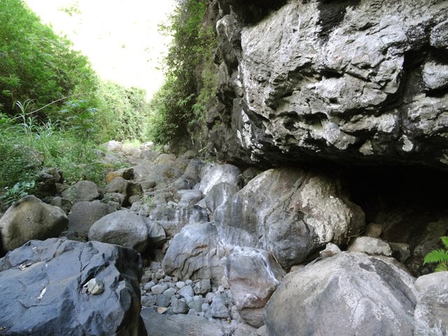 Cheminement en fond de ravine près d'une grotte