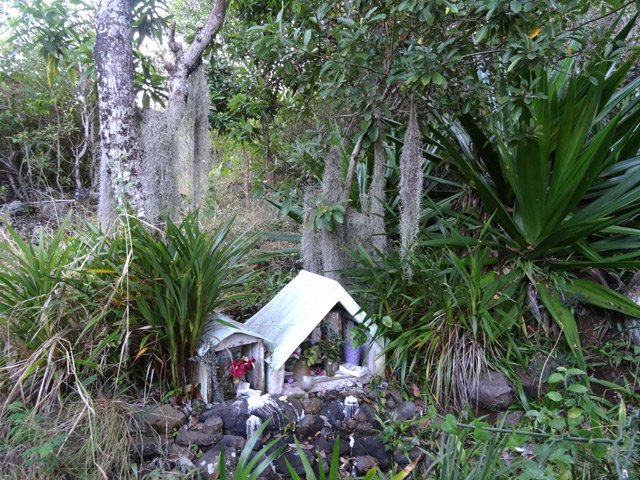 Le petit oratoire au croisement des sentiers
