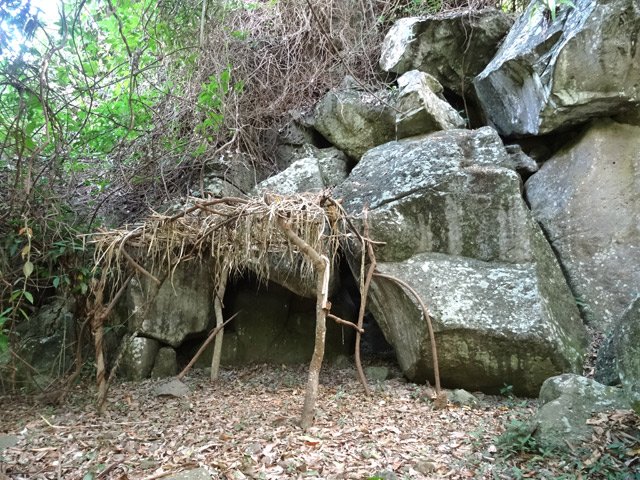 Belle grotte sous ces rochers dans les manguiers
