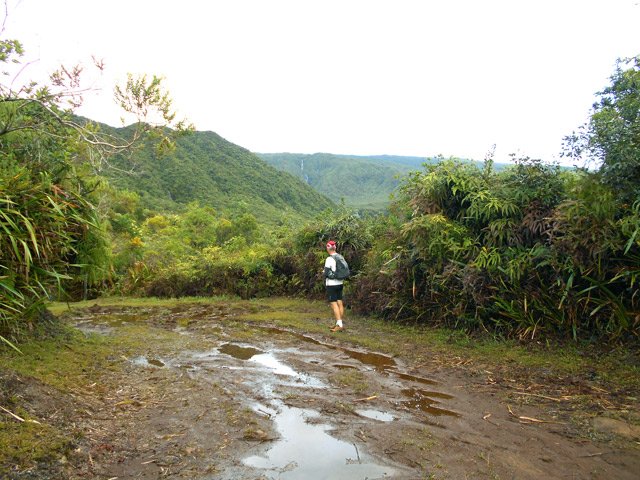 Plus loin, avant le sentier, déjà de la boue