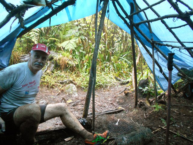 Repos pour le casse croûte dans l'abri braco en bordure de rivière