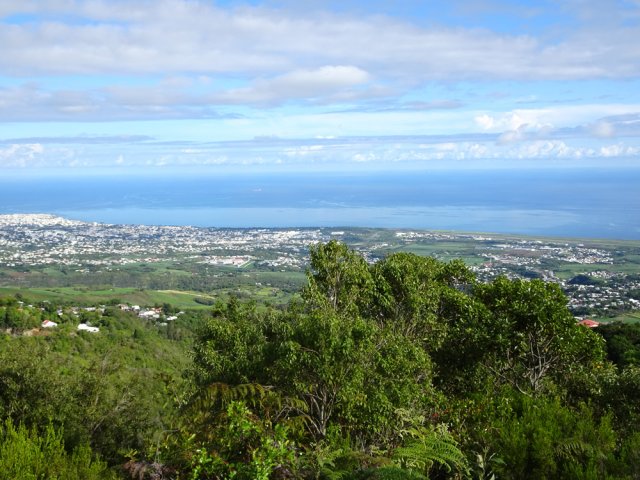 Superbes points de vue sur le chef-lieu dans la montée