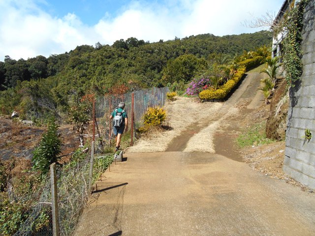 Ces ruelles qui semblent privées se terminent par un double grillage, début du sentier