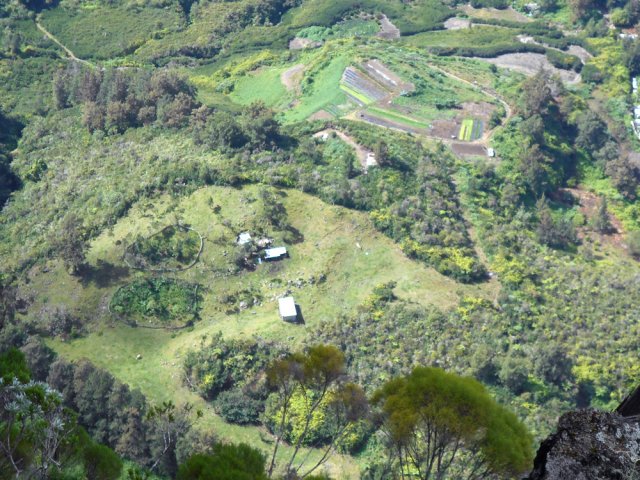 On domine les champs et enclos du plateau de la Mare