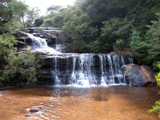 Le sentier coupe le haut de la cascade
