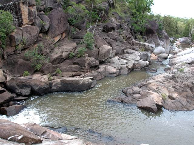 Une idée de la petite rivière qui coule entre les rochers