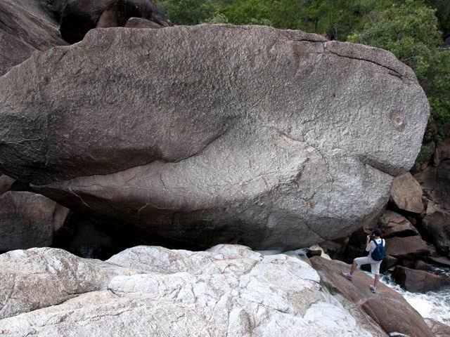 Le gros rocher à la cascade