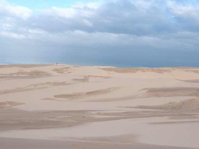 Balade sur le sable. Le personnage donne l'idée de la taille