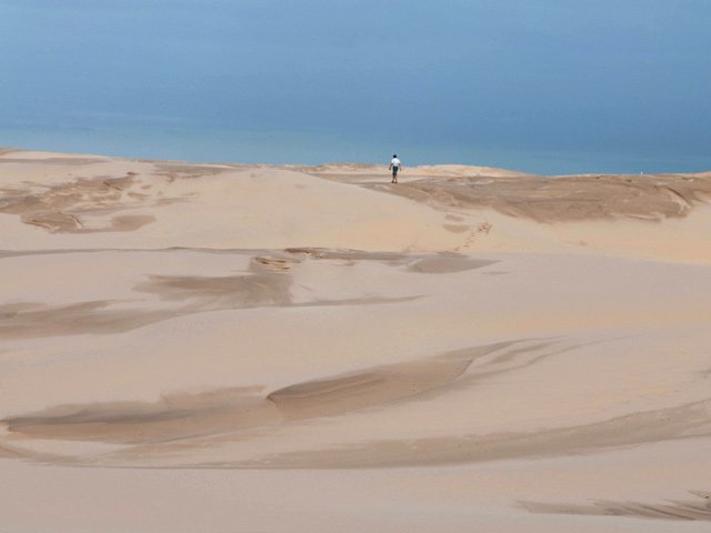 Le pied ne s'enfonce pas dans le sable