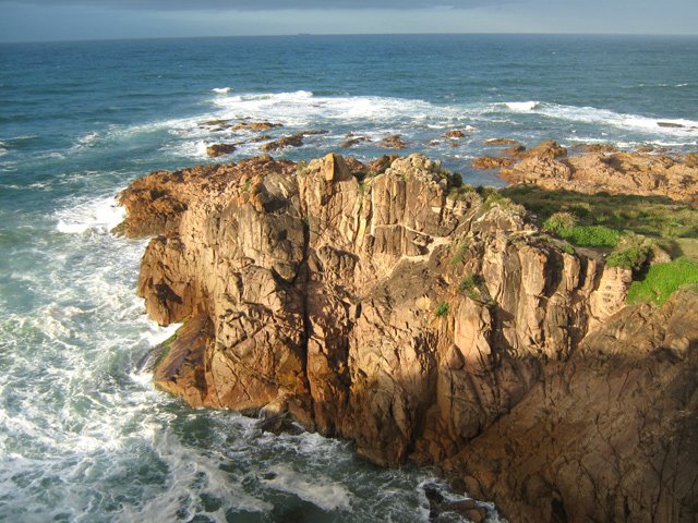 Quelques roches où se brisent les vagues