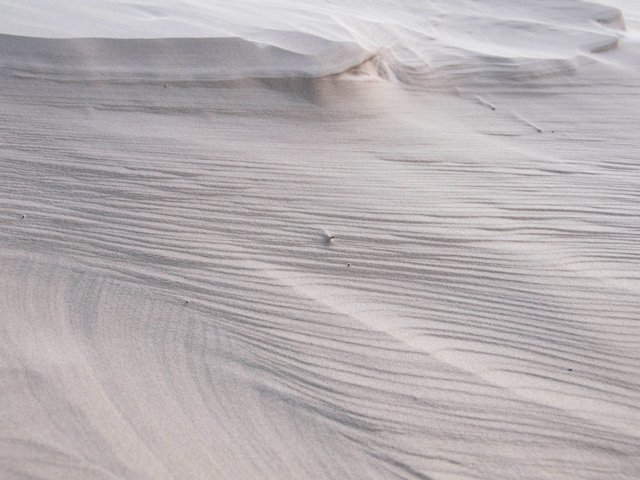 Le sable blanc est éblouissant au soleil