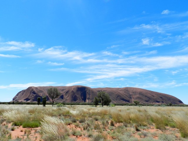 Le rocher émerge d'une véritable plaine, d'où les superstitions