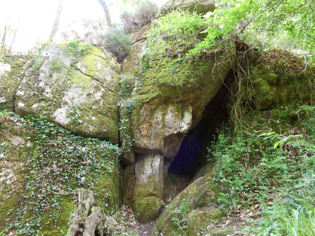 Une grotte dans un enchevêtrement de rochers
