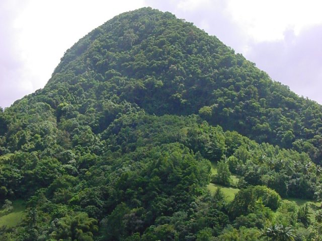 Le Petit Piton (524 m) est facile à repérer tout au long du parcours