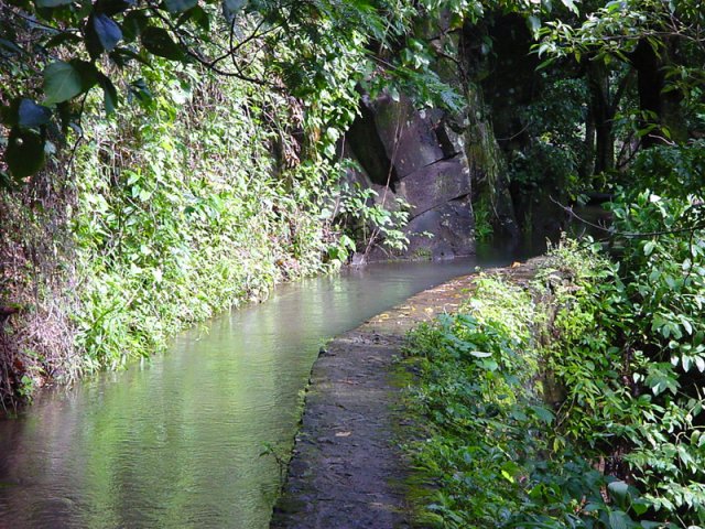 On longe le plus souvent un talus rocheux