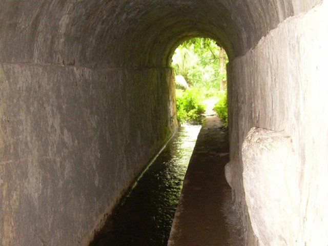 Une autre vue de l'intérieur du tunnel