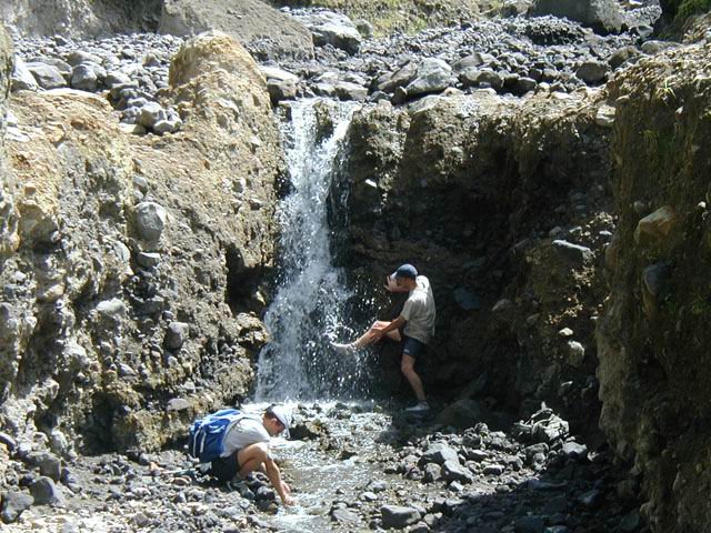 Plus bas, l'eau est encore tiède pour rincer les chaussures