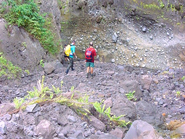 Descente de la rivière chaude pour tenter un retour par le torrent
