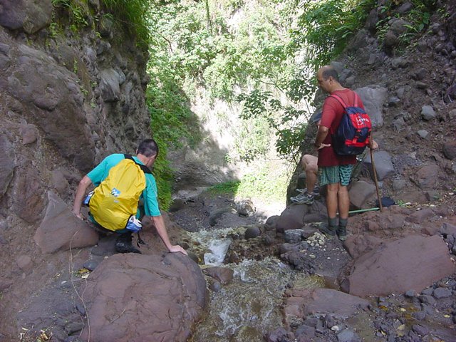 On se retrouve nez à nez avec une chute d'une vingtaine de mètres