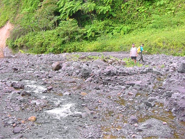 Cheminement aisé sur un lit très large