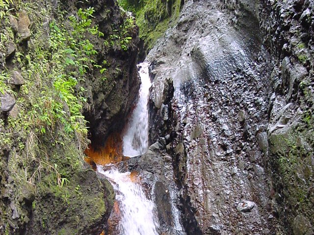 La chute surgit en plusieurs paliers