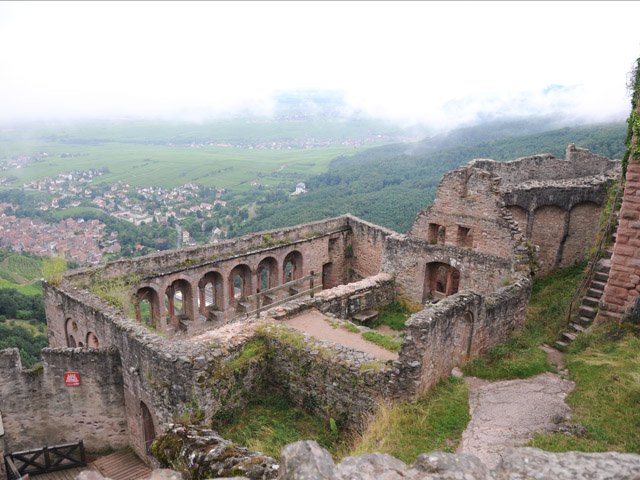 La salle des chevaliers et Ribeauvillé dans le bas