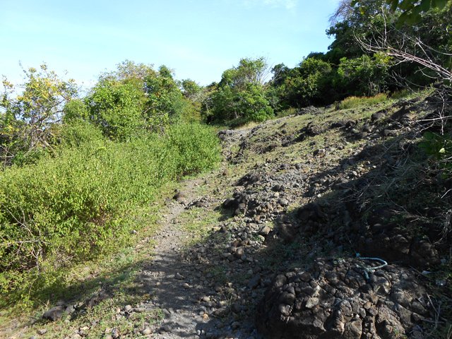 Traversée d'une très ancienne coulée de lave érodée