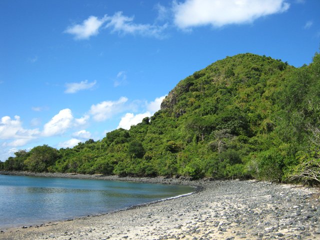 Balade sur la plage de cailloux en arrivant à Mtsanga Angalatsara