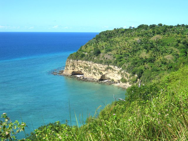 La falaise et ses grottes d'effondrement