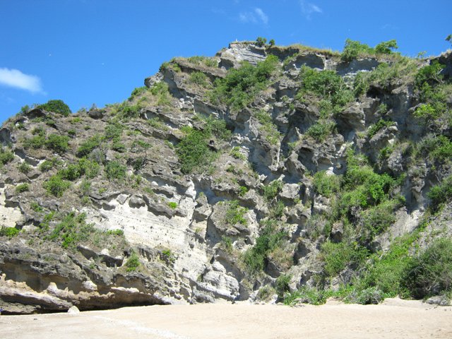 Une des falaises très érodée pour une recherche de natures mortes