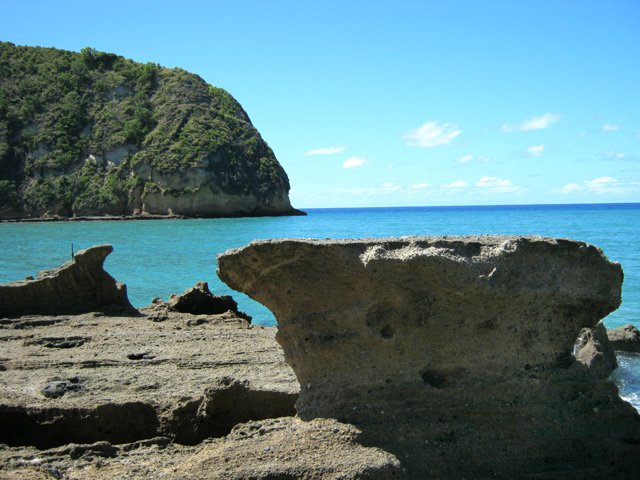 Un platier déchiqueté entoure le petit piton