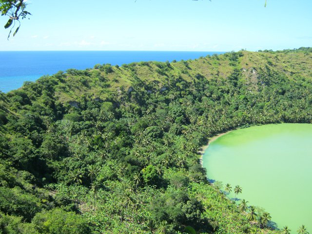 Le tour du lac emprunte la crête donnant sur la mer