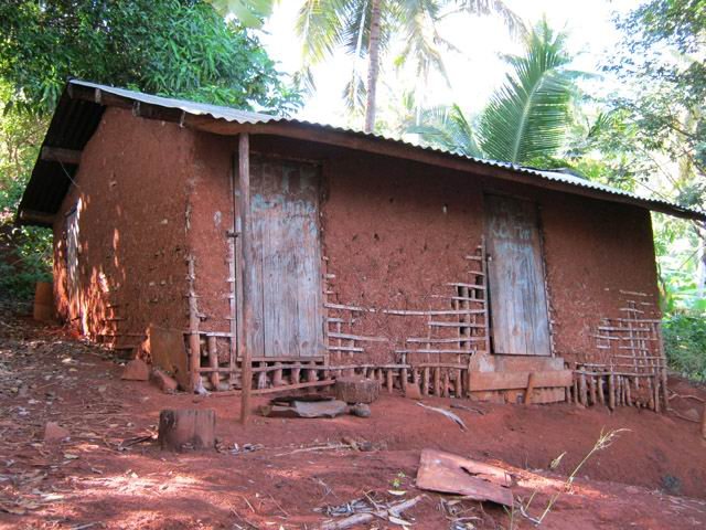 Les cases en terre sont désormais remplacées par celles en tôle