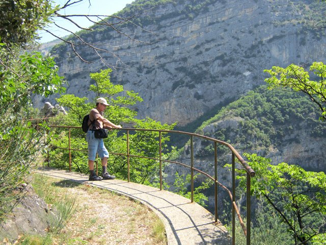 Ne pas hésiter à stationner pour admirer le canyon et le Loup