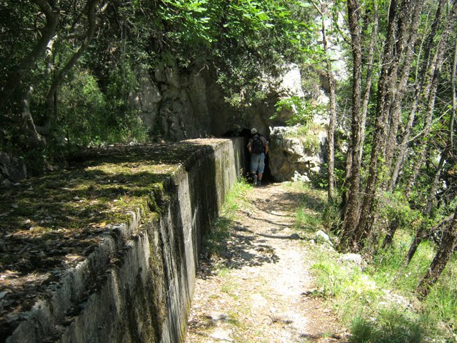 La canalisation est scellée dans le béton dans le zones rocheuses