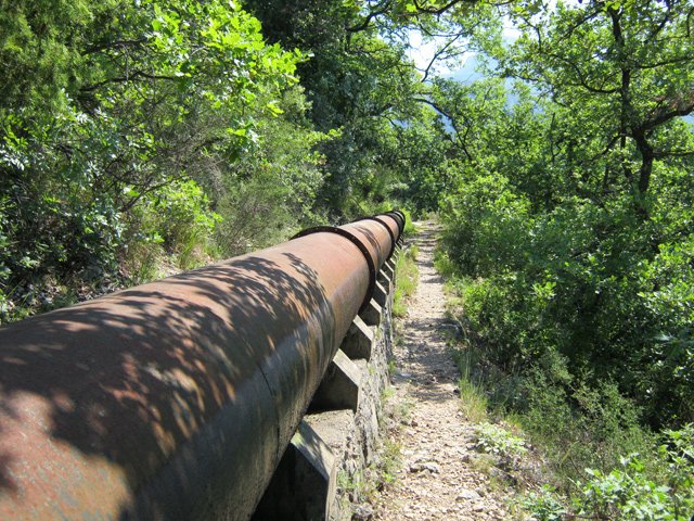 Le sentier qui longe le tuyau est suffisant pour marcher sans crainte