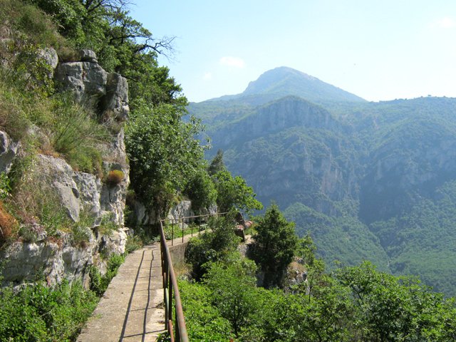 Là, on marche sur le tuyau noyé dans le béton