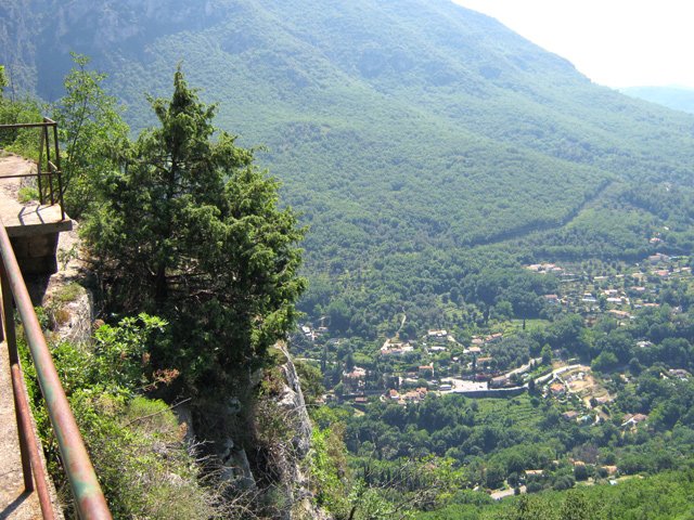 On domine de près de 300 m la route et les habitations