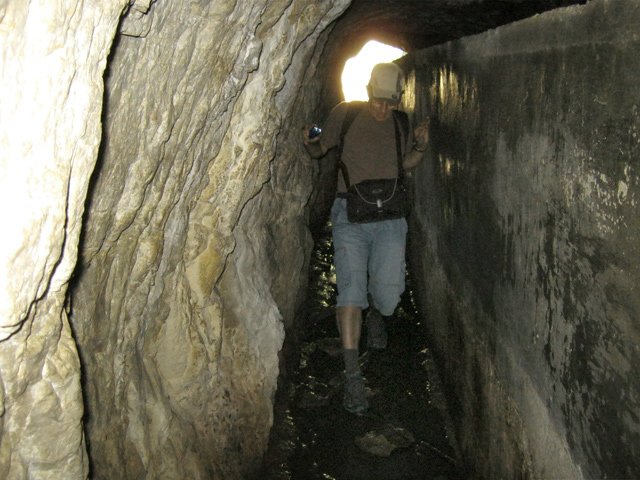 Les tunnels sont humides mais des pierres ont été laissées pour isoler de l'eau