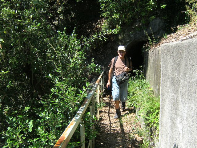 La marche s'effectue le plus souvent la lampe à la main