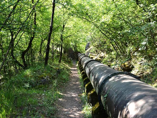 Le sentier et la canalisation qu'on ne quitte jamais