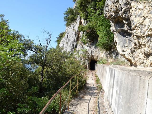 Un autre tunnel et la canalisation emmurée