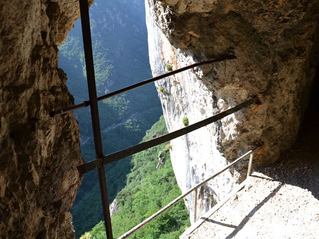 Plusieurs trouées de ce type permettent de belles vues sur la Vallée du Loup