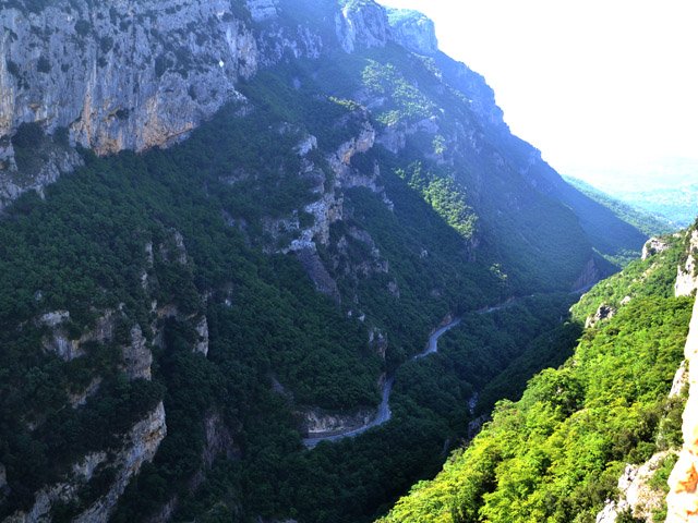 Les falaises de la Barre des Courmettes, la route et le Loup