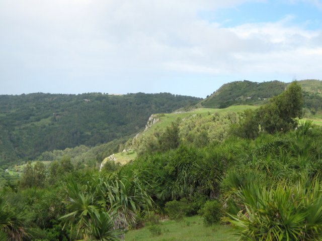 Une des falaises caractéristiques de Rodrigues vue de l'arrière
