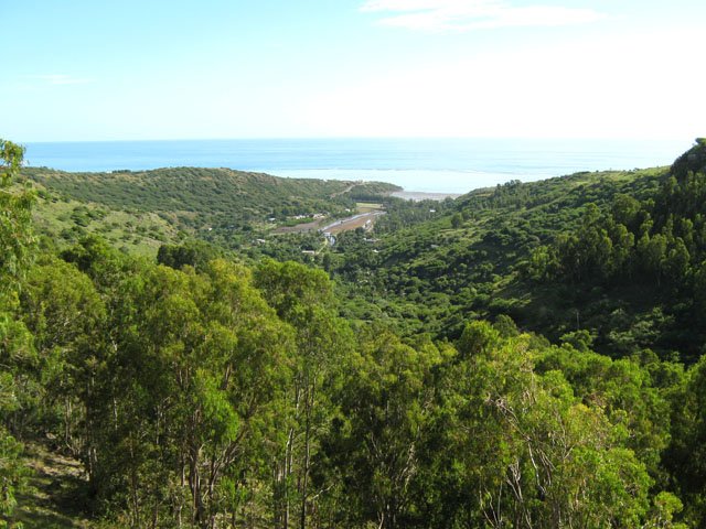 Un panorama sur l'Anse aux Caves