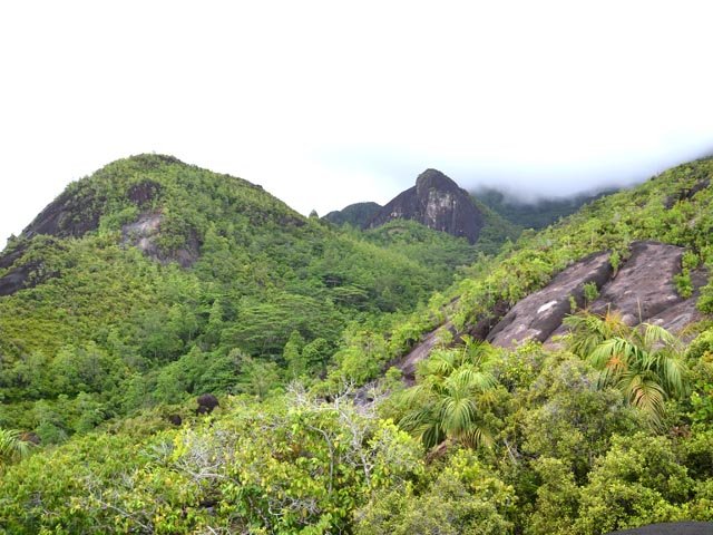 Le paysage, très accidenté en direction de l'Anse Major
